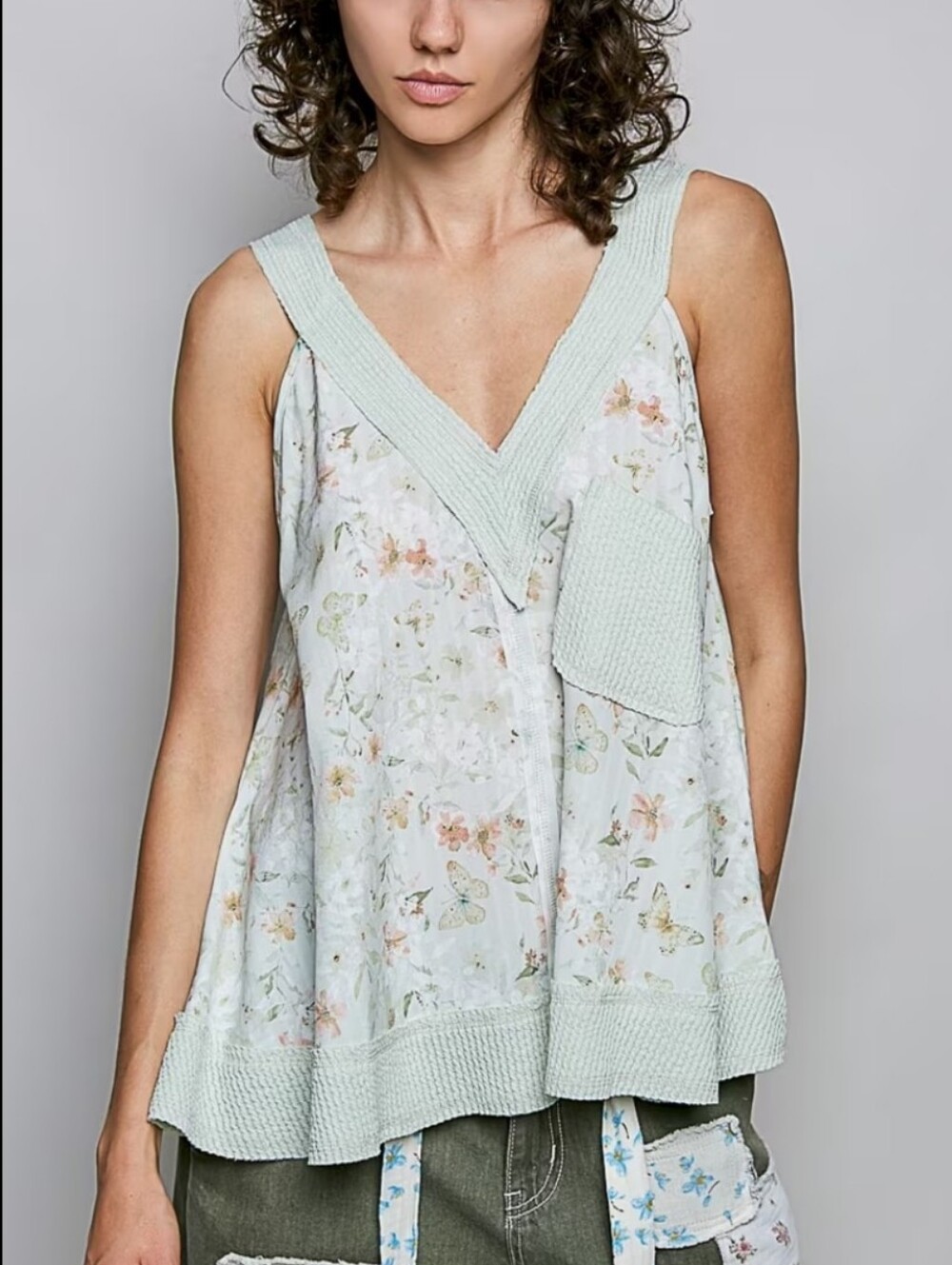 304. POL Sleeveless V-Neck Floral Swing Tank in Light Mint